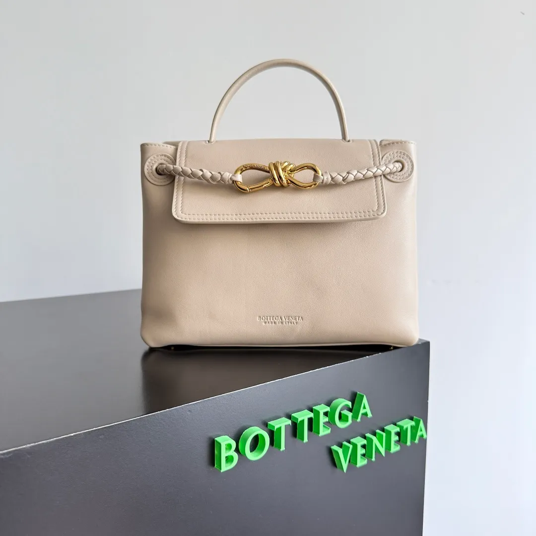 Batch 2060 BottegaVeneta Latest Ciao Ciao Bag Silky cowhide two-way flap handbag with signature twist detail, hidden hook closure, flap can be fastened to the front or attached to the INTRECCIATO woven internal pocket, comes with an adjustable and removable crossbody strap, internal compartment, and also features a zippered pocket. The surprise flap has various shapes. Style 1 - Cover the bag surface, exposing the knot and knot decoration. Style 2 - Place the flap inside the bag. A buckle is also designed. Style 3 - The U-shaped position of the top handle in the hand bag. Style No.: 835835 Size: 26*19*10.5cm